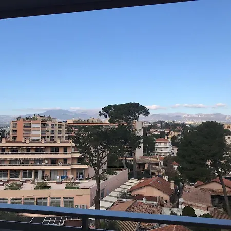Grand Bord De Beachfront 公寓
